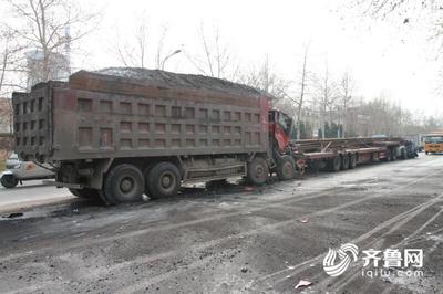 張店 兩貨車追尾致車頭損毀嚴重，交警迅速救援并疏導交通，提醒使用道路減速設備